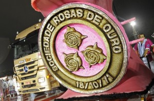 motoboy-carnaval-rosas-ouro